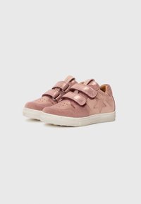 Sneakers in suede rosa con dettagli metallizzati e due fasce in Velcro. Presentano dettagli perforati e una suola in gomma bianca. Design a stella sul lato.