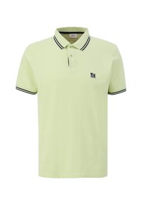 Polo de couleur vert clair avec un tissu texturé, doté d'un col à deux boutons, de rayures contrastantes bleu marine sur le col et les manches, ainsi que d'un logo.