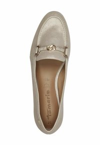 Lichte beige platte schoen van glanzend materiaal, met een ronde neus, decoratieve kettingdetails aan de voorkant en een zachte binnenvoering.