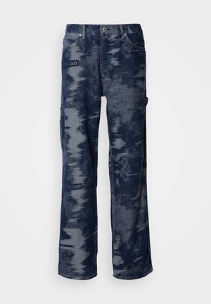 Marineblaue Jeans-Cargo-Hosen mit einem verblassten abstrakten Muster, seitlichen Taschen und kontrastierenden Nähten. Mit Knopf- und Reißverschluss.