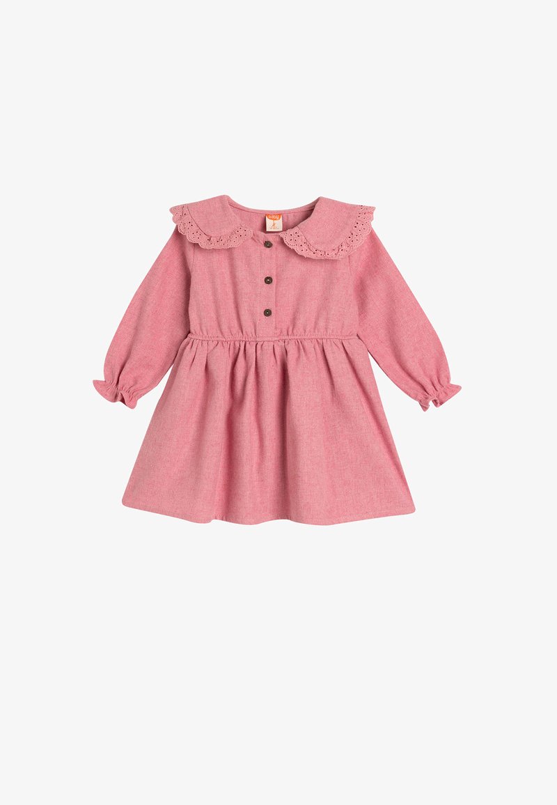 Vestido de algodón rosa con mangas largas, cuello scalloped, cierre de botones en la parte delantera y cintura fruncida, con una textura suave y una falda acampanada.