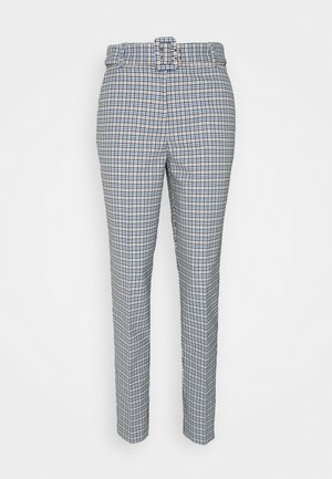 Hoch taillierte, schmal geschnittene Hosen mit kariertem Muster in Weiß, Schwarz und Blau, mit einem Stoffgürtel und geradem Saum.