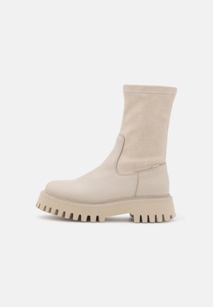 Plateaustiefelette - white