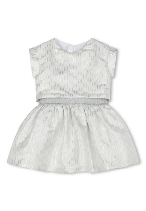 Robe blanche avec un motif argenté brillant, manches courtes, jupe froncée et une taille argentée. Texture lisse, silhouette classique.