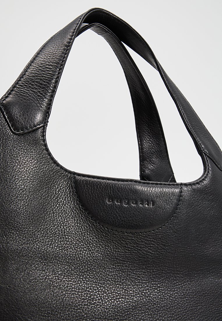 Schwarze Ledertasche mit glatter Oberfläche, mit einer abgerundeten Öffnung und dem eingeprägten Logo an der Seite. Leichtgewichtiges und geräumiges Design.