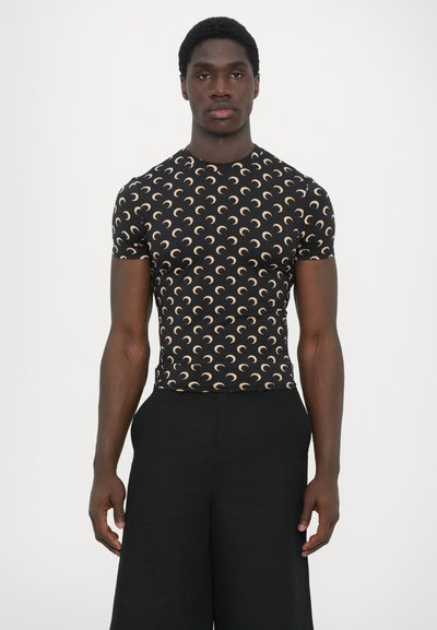 Short-sleeve fitted shirt in black fabric with beige crescent moon print. Crew neck design, smooth texture, and contoured fit.