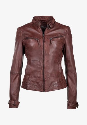 Chaqueta de cuero marrón con cremallera frontal, dos bolsillos en el pecho con cremallera, cuello con hebilla y hebillas ajustables en los puños.