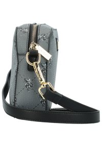 Grå mönstrad handväska med en texturerad tyg, gyllene detaljer och en svart rem. Har en dragkedjestängning och rektangulär form.