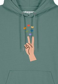 Un sweat à capuche vert arborant un geste de la main symbolisant la paix. Des graphiques de cœurs colorés dans différentes teintes se trouvent au-dessus de la main.