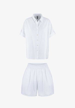 Camisa blanca de manga corta con botones al frente y puños enrollados, combinada con pantalones cortos de cintura elástica a juego. Tejido ligero con una textura sutil.