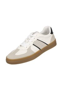 Zapatilla blanca con parte superior de ante y cuero, que presenta una franja de acento negra, cordones blancos y una suela de goma color caramelo.