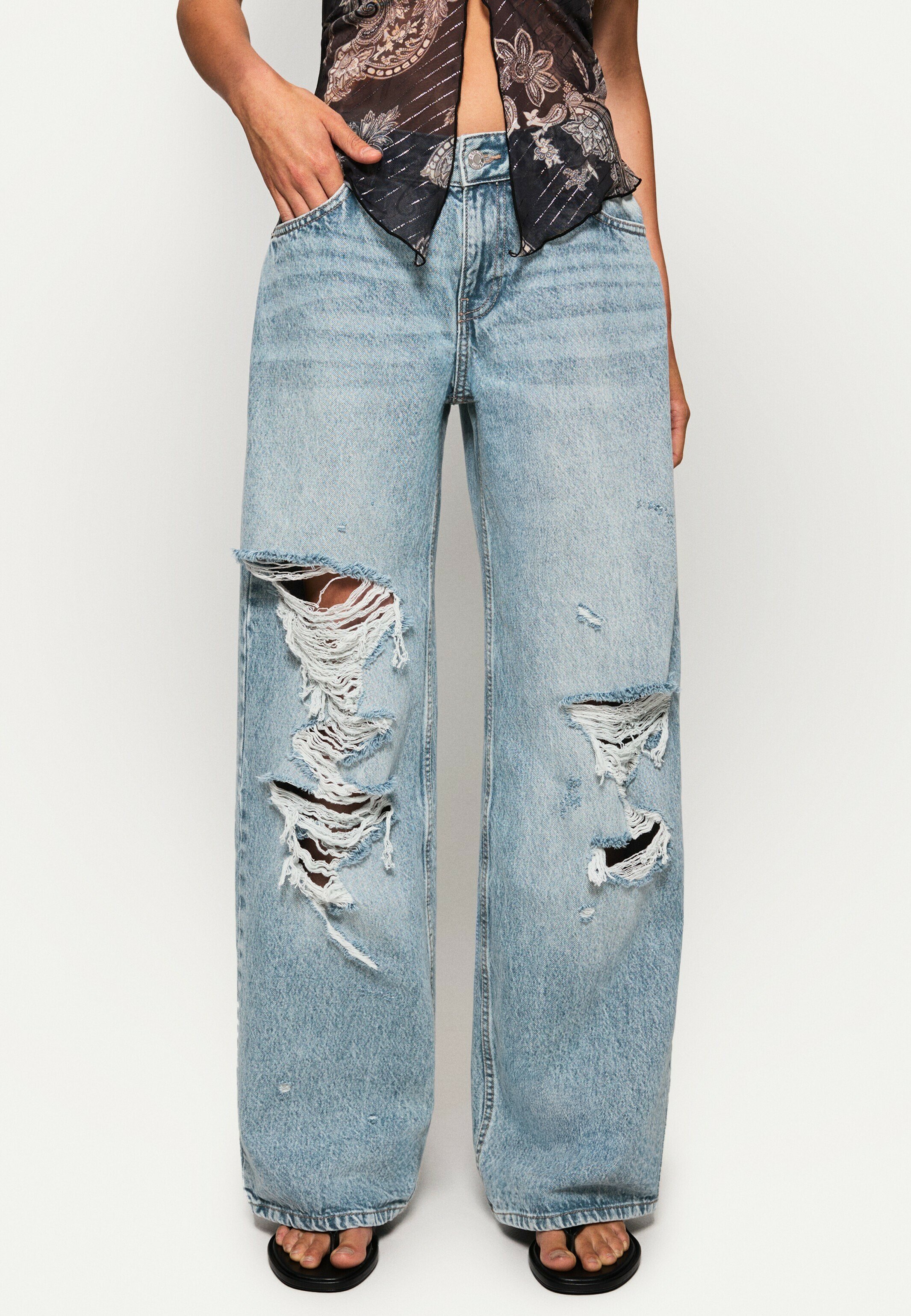Bershka RIPPED BOYFRIEND - Relaxed fit jeans - blue denim/blauw denim/bluedenim  - Zalando.nl