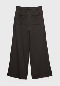 Zwarte wijde broek met elastische tailleband, voorzien van twee achterzakken en een gladde textuur. De zoom heeft een lichte franje.