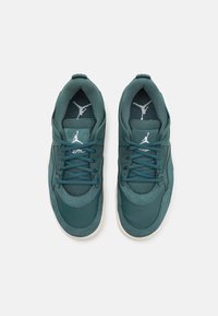 Paire de chaussures de sport à lacets bleu sarcelle avec des détails en mesh et cuir, affichant le logo Jumpman blanc à l'intérieur de chaque chaussure, vue de dessus sur fond blanc.