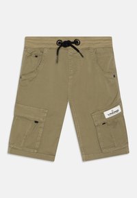 Knee-length khaki cargo šortky s elastickým pasem, černou šňůrkou, několika kapsami a značkovou visačkou na boku.