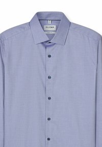 Hellblau, strukturiertes Hemd; besitzt einen spitzen Kragen, eine zentrale Knopfleiste mit dunklen Knöpfen und ein Etikett, das Größe und Passform angibt.