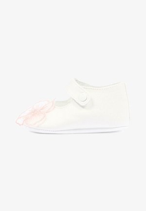 Scarpa bianca per neonati con cinturino regolabile e delicata decorazione floreale rosa sulla punta, progettata per neonati.