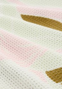 Tissu texturé avec des rayures diagonales en rose pastel, vert clair et marron. Le matériau présente un motif en waffle, ajoutant de la profondeur.