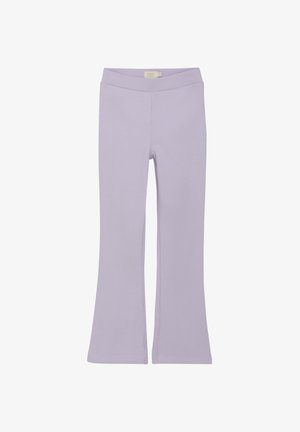 Lavendelfarbene, ausgestellte Leggings aus geripptem Stoff. Sie verfügen über einen hohen Bund und eine glatte Textur. Die Säume sind gerade und sauber geschnitten.