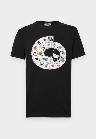 Μαύρο βαμβακερό t-shirt με κυκλικό γραφικό σχέδιο στο κέντρο, που περιλαμβάνει πολύχρωμες εικονογραφήσεις, όπως μία χήνα και διάφορα σύμβολα.