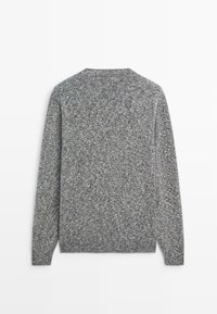 Maglione grigio a maglia con un motivo a trama melangiata. Caratterizzato da un collo a giro e maniche lunghe, con polsini e orlo a costine.