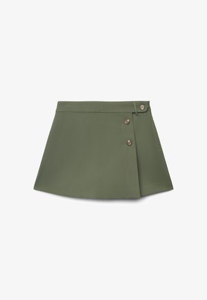 Mini-jupe portefeuille vert olive avec une taille haute et trois boutons marron visibles sur le côté droit avant.