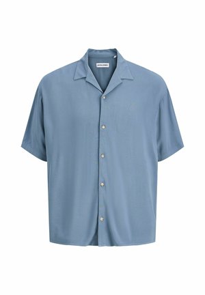 Cămașă casual cu mânecă scurtă, cu nasturi, de culoare albastru deschis uniform, cu guler decupat, așezată plat pe un fundal alb.