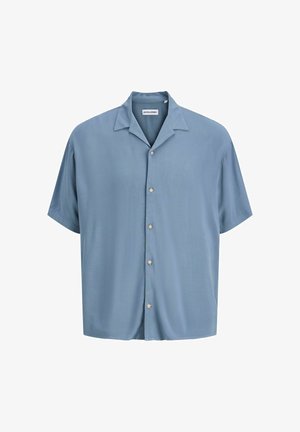 Rövid ujjú, egyszínű világoskék, gombos lezárású casual ing, bevágott gallérral, fehér háttér előtt laposan elhelyezve.