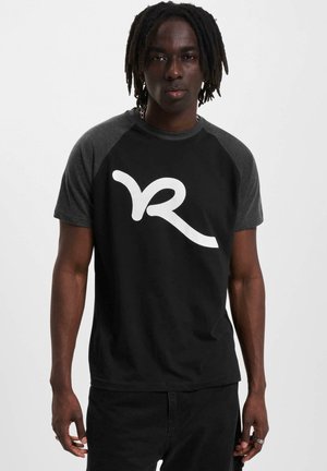 Sort T-shirt med korte ærmer og grå raglan ærmer, der har et stort hvidt logo på forsiden. Glat stof med en afslappet pasform.