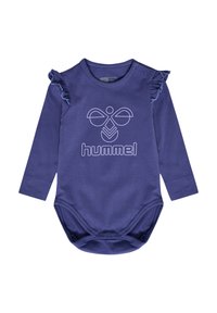 Lilla langærmet bodysuit med volanger ved skuldrene, der har et hvidt grafisk billede af en bi og brandnavnet "hummel" i midten.