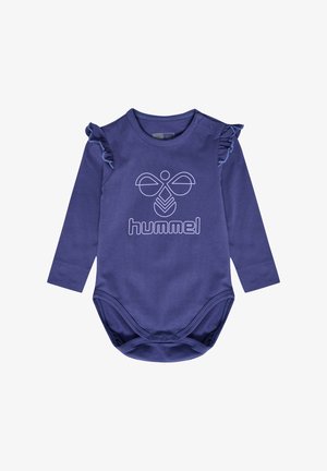 Lilla langærmet bodysuit med volanger ved skuldrene, der har et hvidt grafisk billede af en bi og brandnavnet "hummel" i midten.