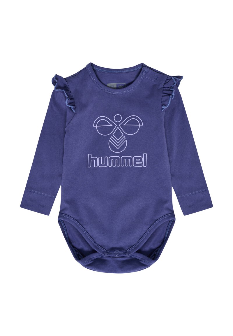Lilla langærmet bodysuit med volanger ved skuldrene, der har et hvidt grafisk billede af en bi og brandnavnet "hummel" i midten.