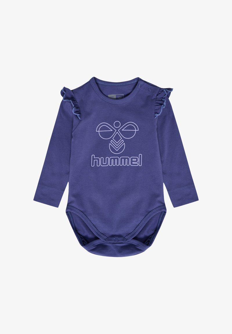 Lilla langærmet bodysuit med volanger ved skuldrene, der har et hvidt grafisk billede af en bi og brandnavnet "hummel" i midten.