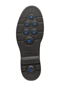 Suola di scarpa in gomma nera con sei fori di ventilazione blu, superficie testurizzata e la scritta "GEOX ITALIAN PATENT".