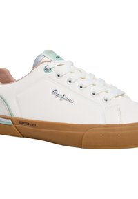 Baskets blanches avec un dessus texturé, semelle en caoutchouc contrastante et accents vert menthe. Présente un logo de marque et un design à lacets.
