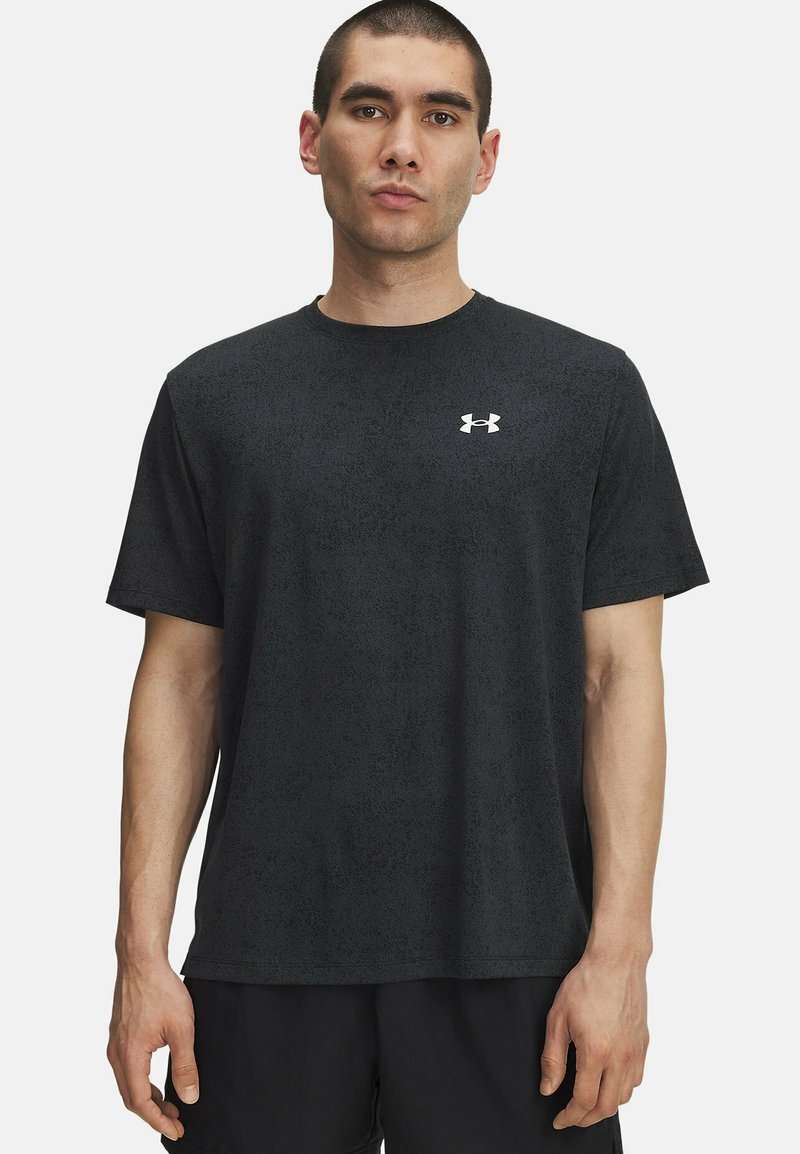Mustmust must-shirt, mille tekstuuriga mustri, lühikeste varrukate, ümmarguse kaelusega ja väikese valge logoga vasakul rinnal.