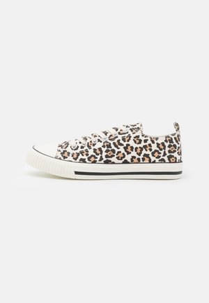 Lav-sko sneaker med hvid gummisål og øvre af beige, sort og brun leopardprint stof, set fra siden på hvid baggrund.