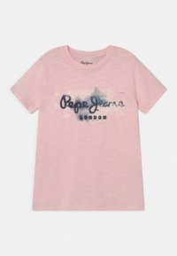 Lyserød bomulds t-shirt med korte ærmer og rund halsudskæring. Fronten har teksten "Pepe Jeans LONDON" i marineblå med en akvarel splash-effekt.
