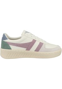 Sneaker bianco in pelle con superficie testurizzata, caratterizzato da accenti in suede rosa e verde e tre strisce laterali. Suola testurizzata con scanalature.
