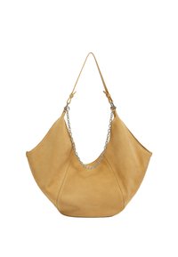 Hellbraune Wildleder-Hobo-Tasche mit einer geschwungenen Form, die ein silbernes Kettenakzent an einem einzelnen Riemen sowie eine glatte Textur aufweist. Minimale Nahtdetails.