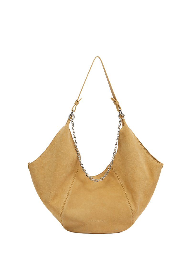 Hellbraune Wildleder-Hobo-Tasche mit einer geschwungenen Form, die ein silbernes Kettenakzent an einem einzelnen Riemen sowie eine glatte Textur aufweist. Minimale Nahtdetails.