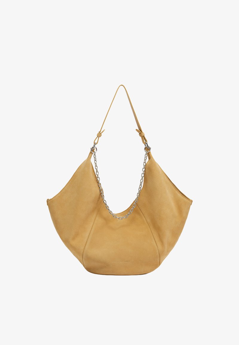 Hellbraune Wildleder-Hobo-Tasche mit einer geschwungenen Form, die ein silbernes Kettenakzent an einem einzelnen Riemen sowie eine glatte Textur aufweist. Minimale Nahtdetails.