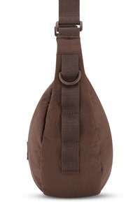 Brun axelväska tillverkad av hållbart tyg, med en vadderad kropp, justerbar rem och en D-ring accent för fäste.