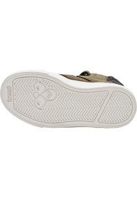 Zielono-szare sneakersy z fakturowaną cholewką, białą gumową podeszwą z wzorem w rybią łuskę oraz detalem z logo na spodzie.