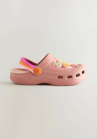 Zoccolo di plastica rosa con un design perforato, dotato di decorazioni a forma di frutta colorata e una fascia regolabile multicolore.