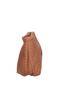 Borsa in pelle intrecciata di un caldo colore terracotta. Presenta una forma strutturata con una superficie liscia e un'apertura superiore.