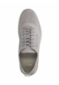  Lichtgrijze gebreide sneaker met ronde neus, zes oogjes voor vetersluiting, textuur bovenwerk en contrasterende witte zool. Interne branding zichtbaar.