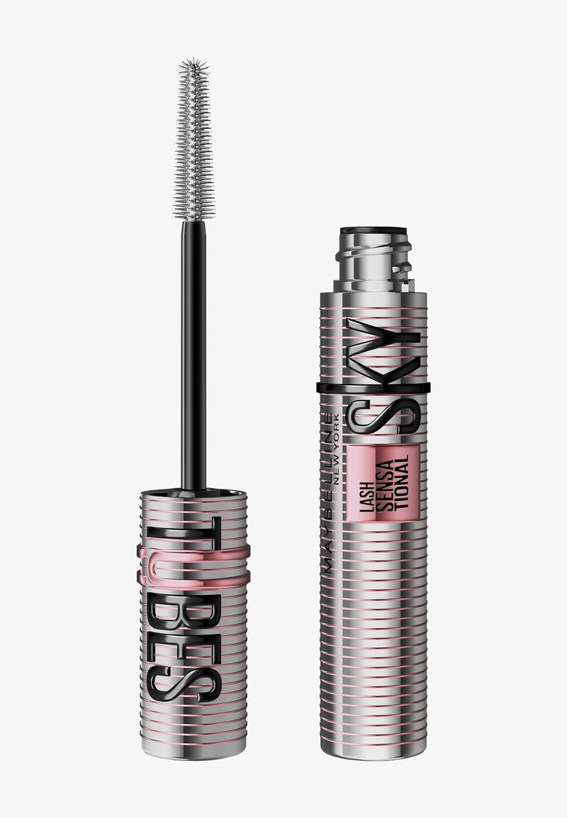 Maybelline Lash Sensational Sky High Mascara mit silber-rosa gestreifter Verpackung und sichtbarem schwarzem Mascara-Applikator.