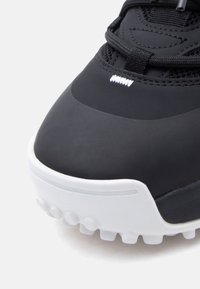 Μαύρο αθλητικό παπούτσι με λείο, ελαστικό επάνω μέρος, λευκή υφή σόλας  και ανθεκτικά κορδόνια. Διαθέτει στρογγυλεμένη μύτη και επένδυση με μαξιλαράκι στο πέλμα.