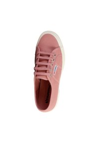 Sneaker in tela rosa con suola in gomma bianca. Presenta sei paia di occhielli in metallo, lacci piatti e un'etichetta con logo vicino al lato.